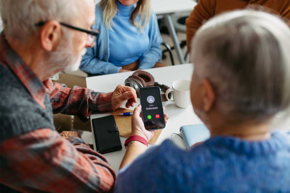 Anziani smartphone chiamata