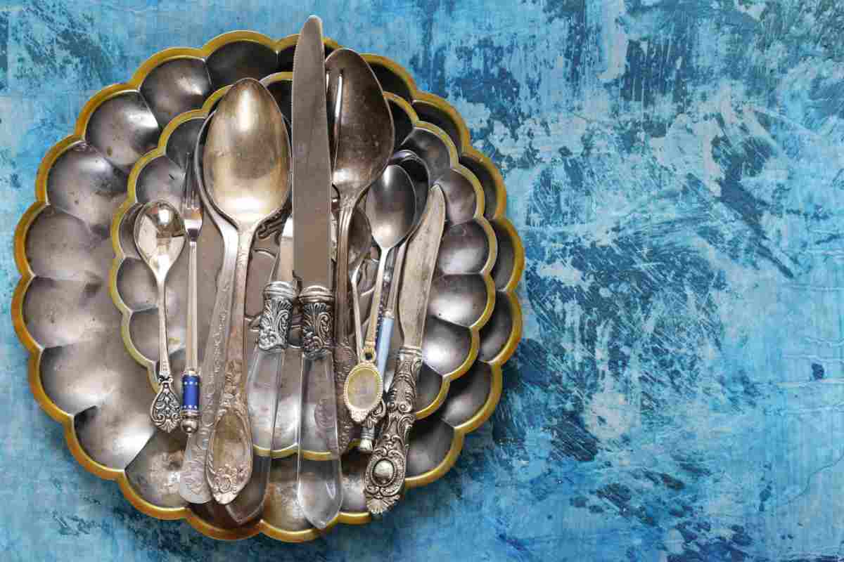 Posate e piatto argento